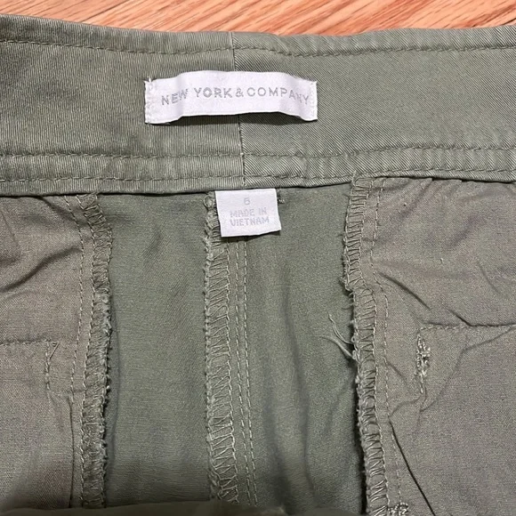 New York and company sage green shorts size 6 - Picture 4 of 7